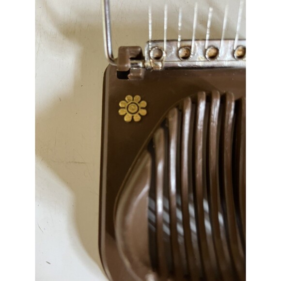 Egg Slicer Brown Plastic Daisy Pattern Stainless Steel 1970s Retro Flower Power - Picture 3 of 6